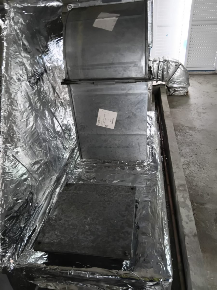 Unidade de tratamento de ar em casa de máquinas, com isolamento térmico