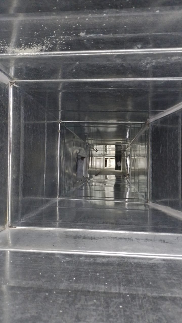 Interior de duto de ar-condicionado limpo pela Tecpro