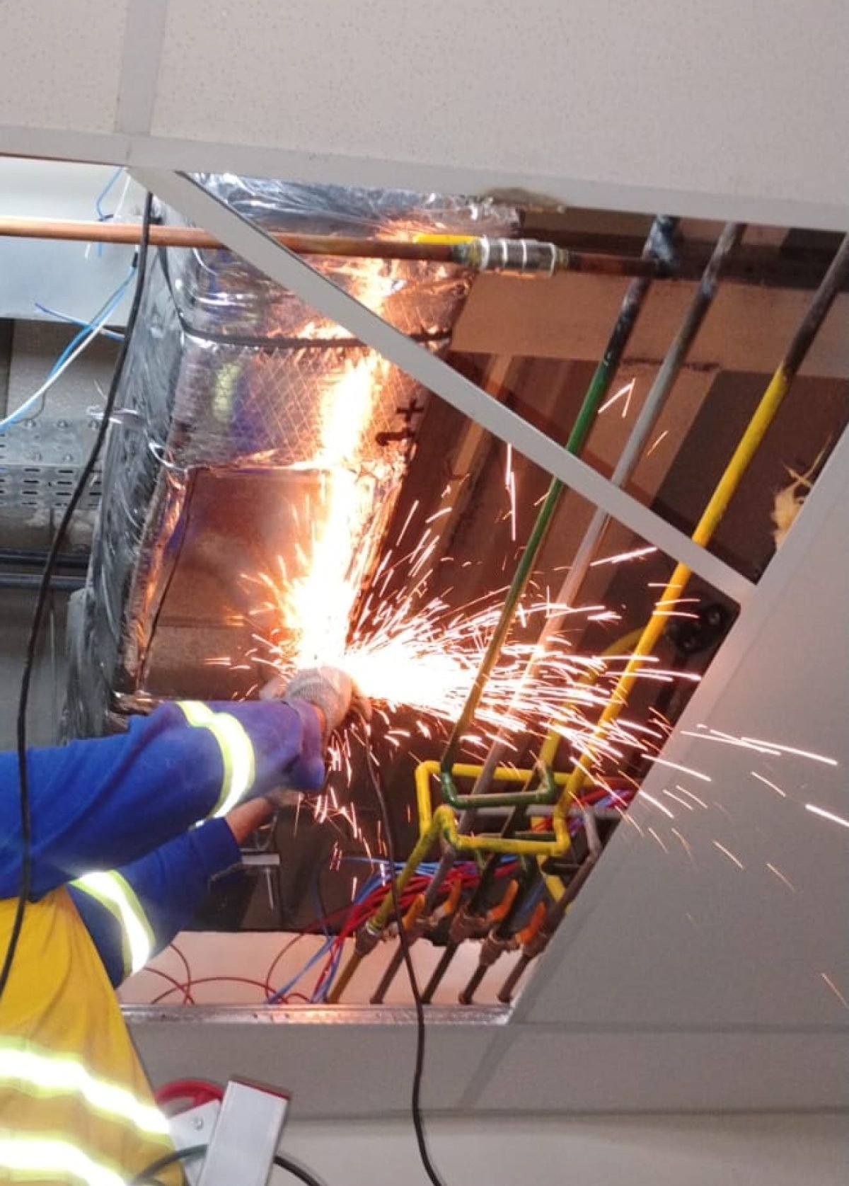 Técnico da Tecpro Services executando solda em manutenção industrial