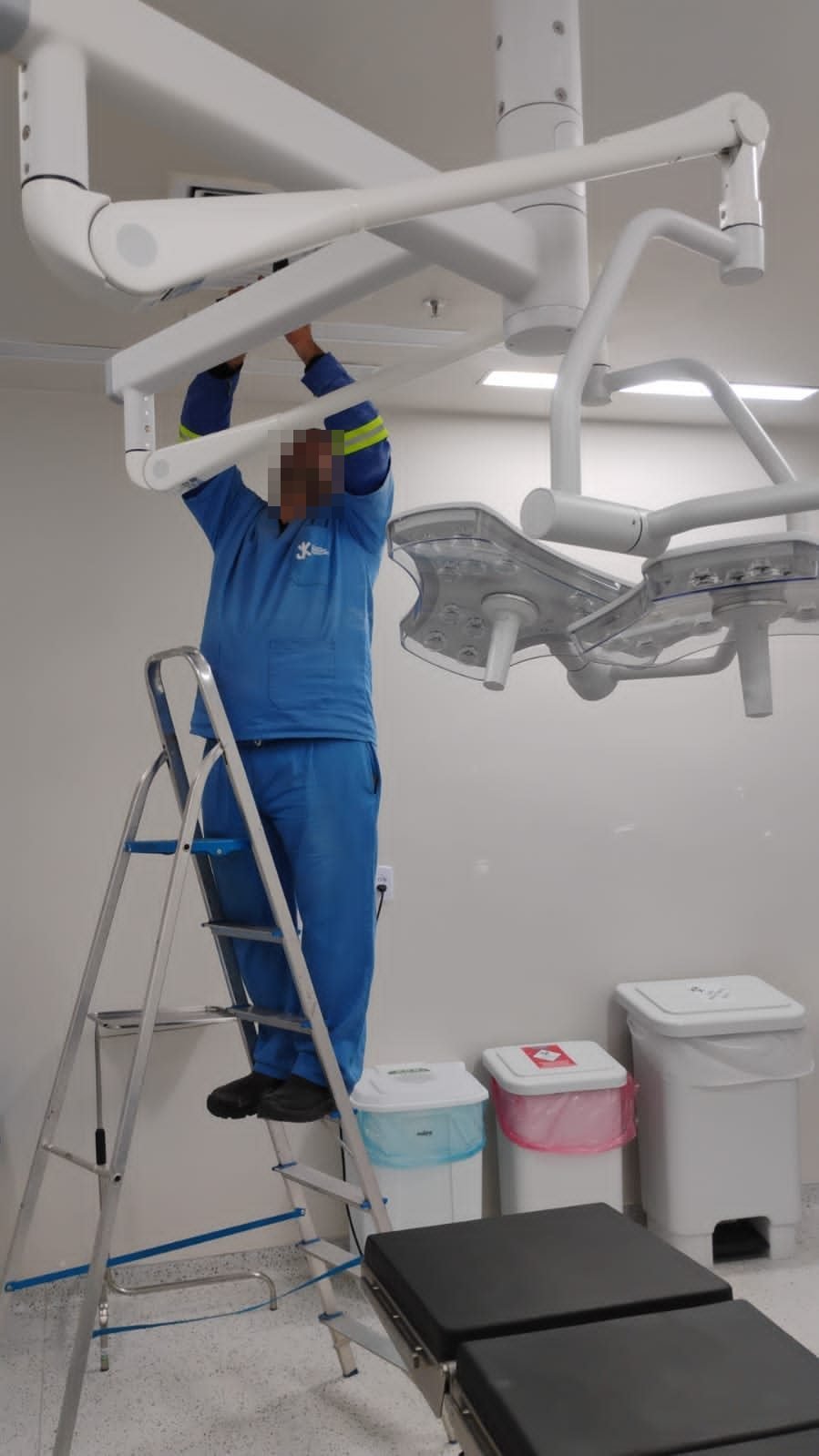 Técnico da Tecpro em manutenção de equipamento hospitalar